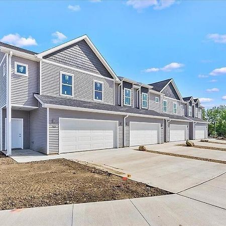 Central Cedar Falls New Construction Townhome! エクステリア 写真