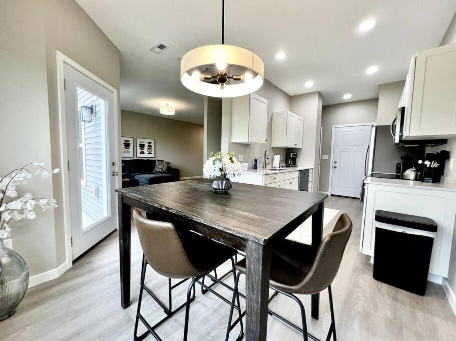 Central Cedar Falls New Construction Townhome! エクステリア 写真