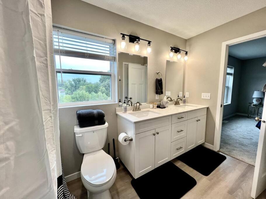 Central Cedar Falls New Construction Townhome! エクステリア 写真