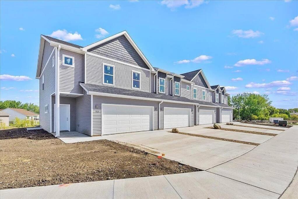 Central Cedar Falls New Construction Townhome! エクステリア 写真