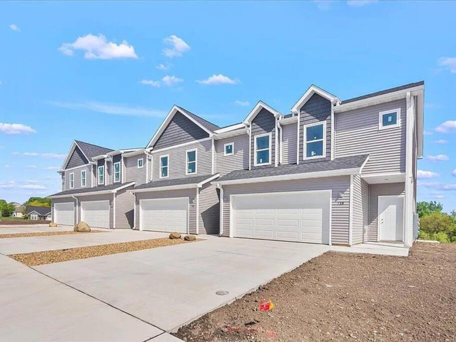 Central Cedar Falls New Construction Townhome! エクステリア 写真