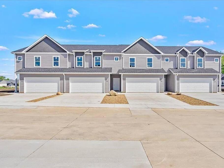 Central Cedar Falls New Construction Townhome! エクステリア 写真